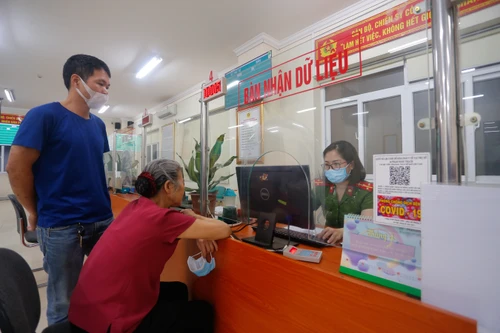 Công an Hà Nội căng mình trong "chiến dịch" cấp CCCD gắn chíp và tài khoản định danh điện tử