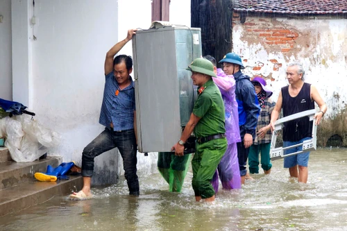 Công an Hà Nội chạy đua với thời gian, giúp người dân ứng phó lũ lụt