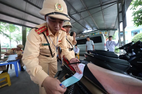 Công an Hà Nội ghi hình học sinh vi phạm, xử phạt bãi xe tự phát trước cổng trường