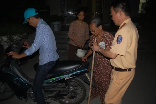Đi lạc khắp Hà Nội, bà lão "đãng trí" được Cảnh sát giao thông giúp tìm người thân