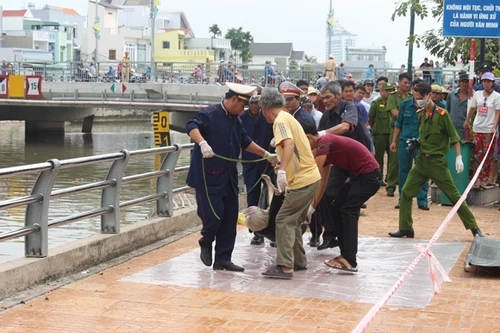 Phát hiện thi thể một cụ bà tóc bạc trôi dưới kênh