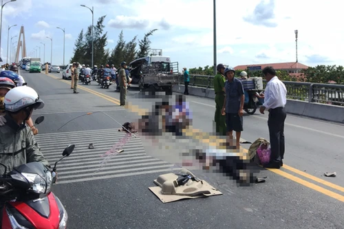 Xe khách chở người đi ăn cưới va với xe đầu kéo, nhiều người thương vong 