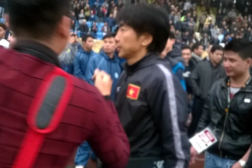 Người hâm mộ vây kín thầy trò Miura trên sân Hàng Đẫy