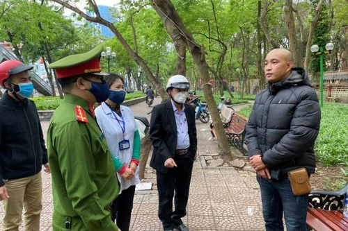 Hà Nội tiếp tục nhắc nhở, xử phạt nhiều trường hợp không đeo khẩu trang nơi công cộng
