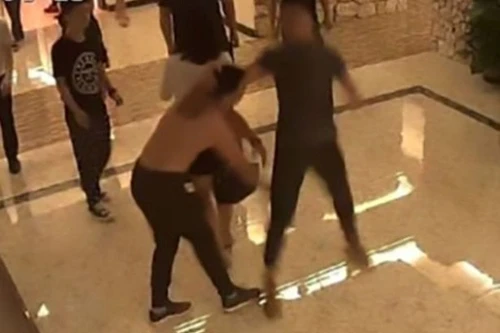 Làm "chuyện ấy" quá ồn ào, khách trọ bị đánh đập