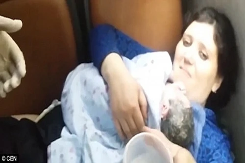 Video người phụ nữ vượt cạn ngay trên xe buýt