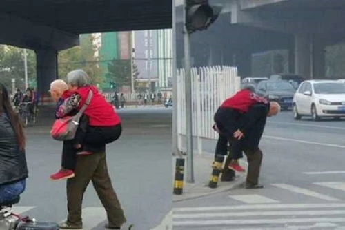 Cụ ông cõng vợ qua đường gây "sốt" cộng đồng mạng