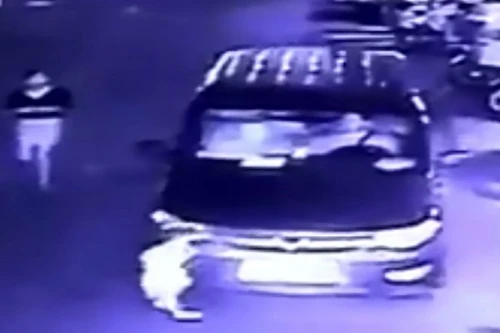 Mẹ dán mắt vào điện thoại, con gái bị ô tô cán chết thảm