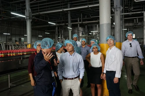 Sinh viên New York thích thú tham quan dây chuyền sản xuất của Tân Hiệp Phát