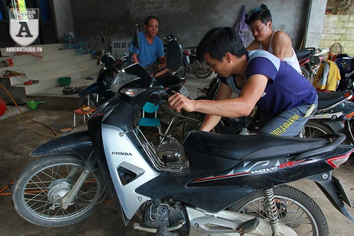 Cửa hàng sửa xe miễn phí cho người dân vùng lũ tại Chương Mỹ