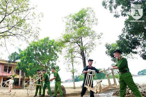 Tuổi trẻ Công an Thủ đô chung tay cùng người dân vùng lũ