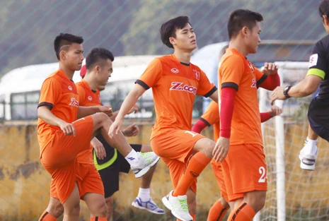 Thầy trò Hữu Thắng tập chóng vánh trước trận gặp CLB hàng đầu Hàn Quốc