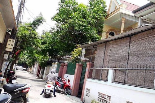 Mẹ mua quà ăn sáng về, thấy con trai đã treo cổ tự tử trong nhà