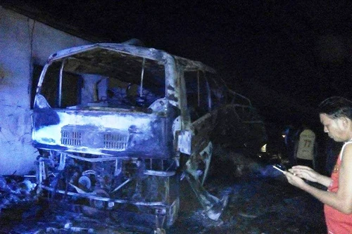 Xe khách bốc cháy, 5 người thương vong