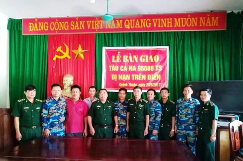 Tàu cá cùng 19 thuyền viên gặp nạn được cảnh sát biển cứu hộ kịp thời