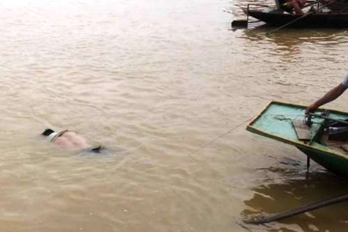 Đang đứng nói chuyện, đôi nam nữ bất ngờ nhảy cầu tự tử