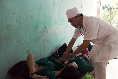 Hơn 50 công nhân nhà máy may nhập viện nghi bị ngộ độc thực phẩm