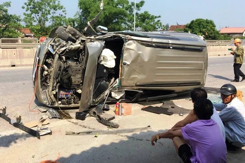 Ôtô đâm sập cổng nhà dân, 3 người thoát chết trong gang tấc