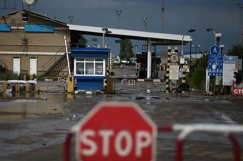 Đang chụp ảnh "tự sướng", 3 du khách Nga bị biên phòng Ukraine bắn