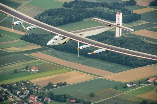 Máy bay năng lượng mặt trời Solar Impulse 2 bay 4000 dặm không nghỉ