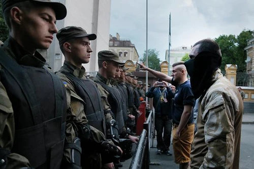 Ukraine triển khai xe bọc thép tới hiện trường vụ xung đột với Right Sector