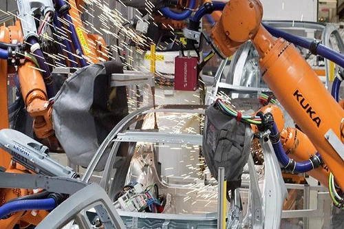 Robot “phản chủ”, bóp chết một công nhân lắp ráp ô tô ở Đức