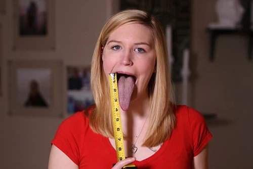 Cô gái có lưỡi dài như "yêu tinh"