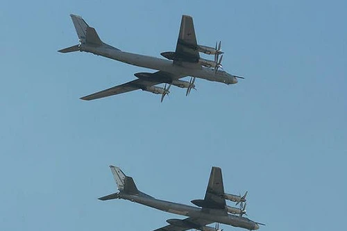 Mỹ tung F-22 chặn máy bay Nga áp sát biên giới đúng ngày quốc khánh