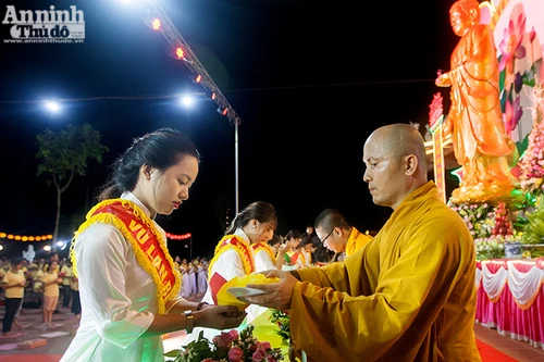 Những khoảnh khắc lắng đọng tại lễ Vu Lan 