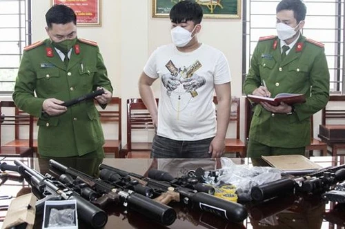 Người đàn ông mua 6.100 viên đạn chì và 42 linh kiện súng hơi trôi nổi trên mạng