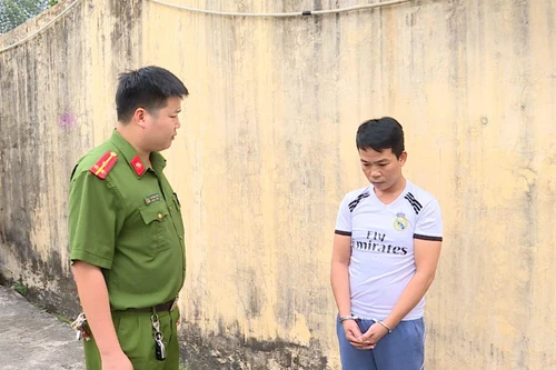 Bắt giữ 2 đối tượng mua bán bằng cấp, giấy tờ giả