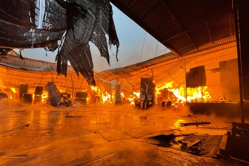 Thông tin bất ngờ về xưởng gỗ dán bốc cháy rạng sáng 1-5 ở huyện Gia Lâm 