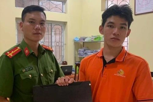 Nam sinh trường FPT xúc động nhận lại chiếc ba lô bỏ quên