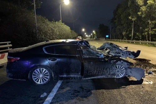 Truy tìm ôtô tải liên quan đến vụ tai nạn giao thông khiến xe 4 chỗ "nát đầu" ở Đại lộ Thăng Long