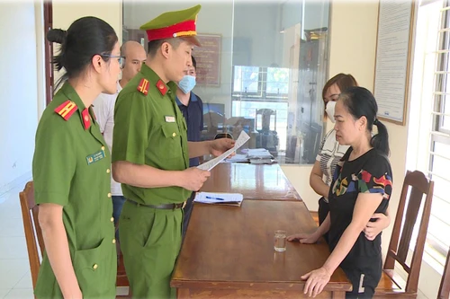 Mẹ vợ và con rể 'bắt tay' rút ruột lòng sông