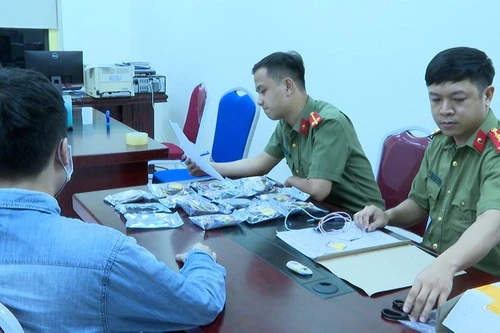 Bắt giữ đối tượng mua bán thiết bị công nghệ cao phục vụ gian lận thi cử