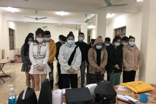 Bắt quả tang 19 "nam thanh nữ tú" mở tiệc "bay lắc"