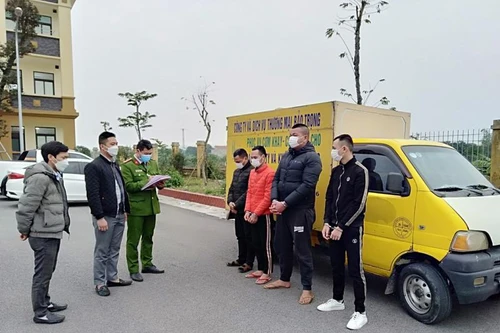 Chủ nợ chặn đường, cướp xe ô tô của người vay tiền