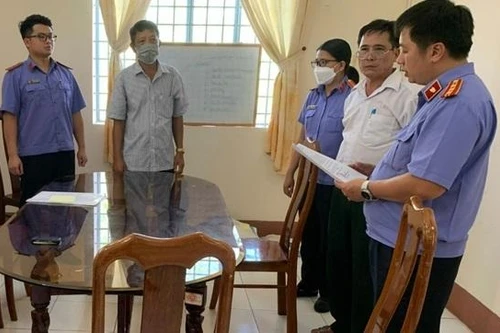 Chi cục trưởng Thi hành án dân sự chỉ đạo cấp dưới lập chứng từ giả