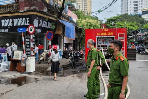 Hiện trường vụ cứu 4 người già, trẻ nhỏ thoát khỏi đám cháy