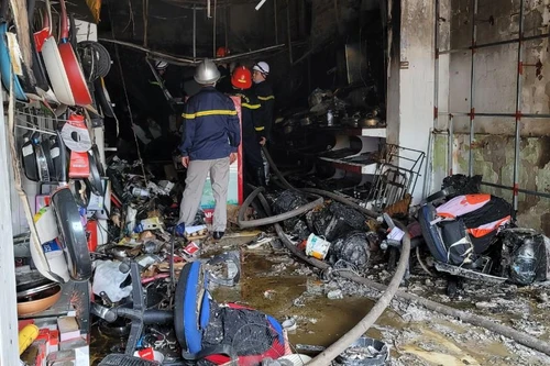 Cứu 4 người mắc kẹt trong đám cháy giữa trưa ở quận Hoàng Mai