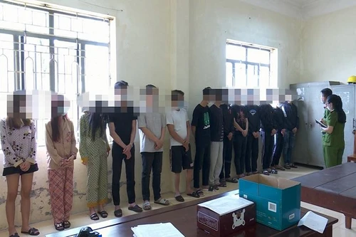 Bắt quả tang 13 nam nữ thanh niên "chơi" ma túy trong quán karaoke