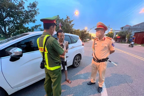 “Vượt nắng, thắng mưa” bám đường xử lý vi phạm giao thông ở cửa ngõ phía Nam Thủ đô 