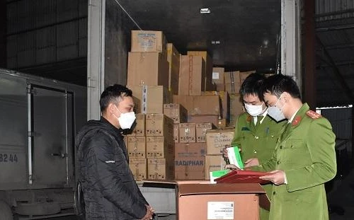 Phát hiện vụ vận chuyển thuốc điều trị Covid 19, kit test nhanh không rõ nguồn gốc trị giá 1 tỷ đồng