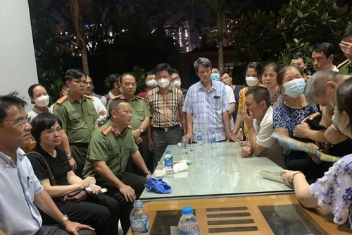 Ban Giám đốc Công an thành phố Hà Nội chia sẻ đau thương, mất mát với gia đình 3 cán bộ hy sinh khi ngăn 'giặc lửa'