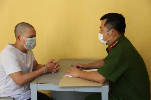 Người đàn ông chuyên làm giả giấy phép lái xe máy