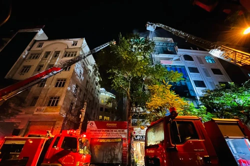 Công an Hà Nội vẫn đang tiếp tục khống chế đám cháy quán karaoke khiến 3 cán bộ hy sinh