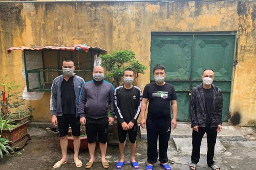 Nhóm thanh niên dùng mũ cối, ghế nhựa đánh trọng thương người đàn ông