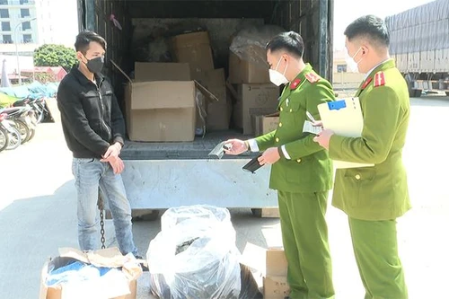 Phát hiện chiếc xe ôtô vận chuyển 25.000 chiếc khẩu trang y tế không có hóa đơn, giấy tờ