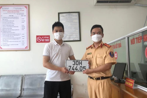 Cận cảnh quá trình làm đăng ký xe cực nhanh tại trụ sở Công an xã và huyện Mỹ Đức